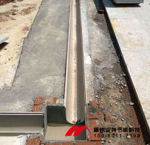 樹(shù)脂成品排水溝施工現場(chǎng)圖