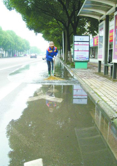 公交車(chē)站旁積水